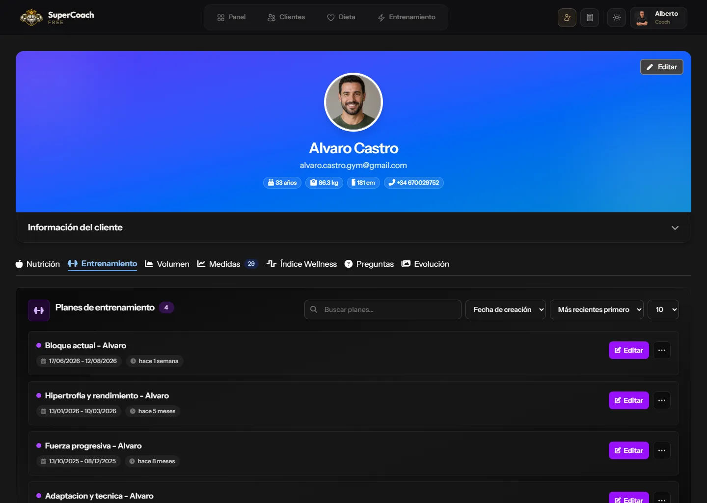 Perfil de cliente en SuperCoach con planes de entrenamiento asignados